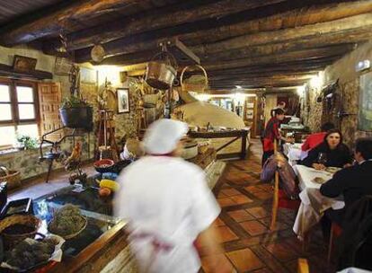 Uno de los comedores del restaurante Molino de Palacios, en Peñafiel, con el lechazo asado y el pollo de corral entre sus platos recomendables.