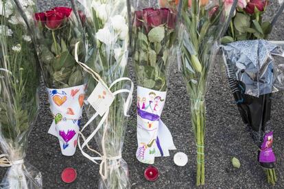 Flores en el Paseo de los Ingleses colocadas en homenaje a las víctimas del atentado terrorista en Niza, el 15 de julio de 2016.