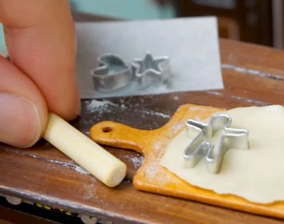 Todo en estos vídeos es casi microscópico. Incluso los utensilios de cocina.