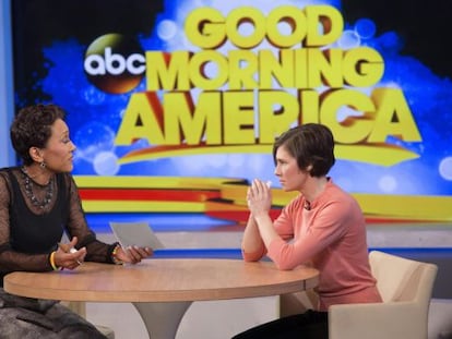 Robin Roberts entrevista a Amanda Knox en el programa Good Morning America de ABC.