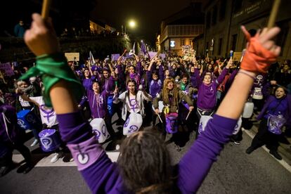 Un grupo de percusión participa en la manifestación de Santiago de Compostela.