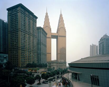 Enero de 2015. El hotel Sheraton de Chongqing (las dos torres del fondo), inspirado en la arquitectura estadounidense. 
