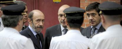 El ministro del Interior, Alfredo Pérez Rubalcaba; el consejero vasco Rodolfo Ares, y el <i>lehendakari,</i> Patxi López, a su llegada al hospital de Basurto tras el asesinato.