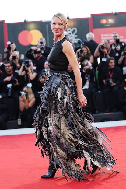 Pero después, en la alfombra roja, dejó boquiabierto al mundo con este vestido lleno de plumas de Maison Margiela, casa que ahora está bajo la dirección creativa del belga Glen Martens.
