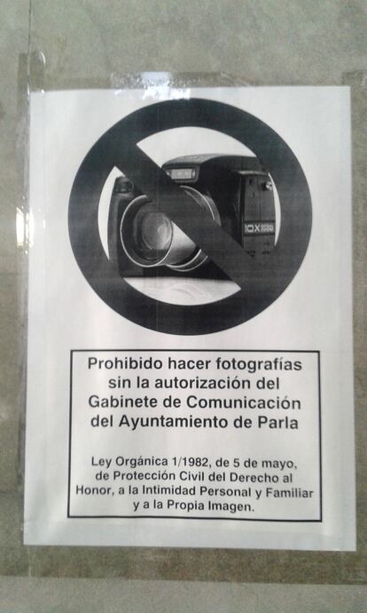 Cartel en el Ayuntamiento de Parla que prohíbe la toma de imágenes.