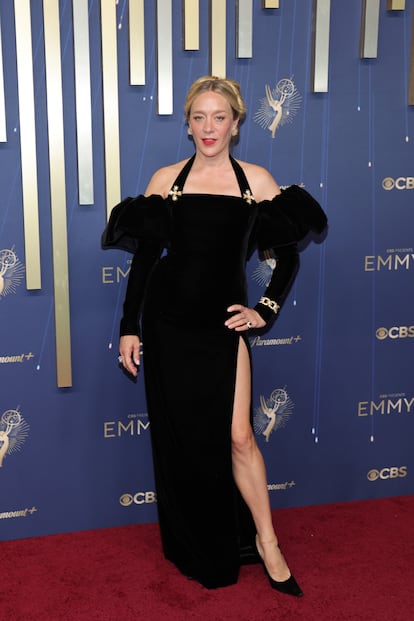 La actriz Chloë Sevigny, con un vestido negro firmado por Saint Laurent.