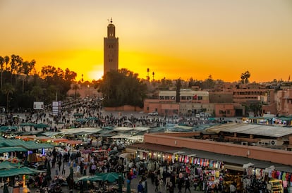 La plaza Jemaa el-Fna, en Marraquech, es una de las más visitadas y transitadas de Marruecos.
