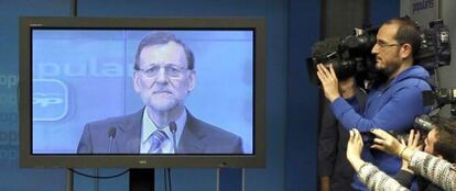 Los periodistas siguen a trav&eacute;s de una pantalla la declaraci&oacute;n de Rajoy al Comit&eacute; Ejecutivo del PP el pasado 2 de febrero.