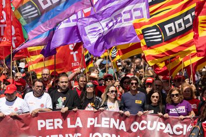 Un momento de la manifestación convocada por los sindicatos CCOO y UGT de Cataluña por el centro de Barcelona. 