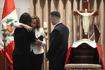 La presidenta de Perú, Dina Boluarte, abraza a Keiko Fujimori durante el velatorio de su padre este jueves, en Lima (Perú).