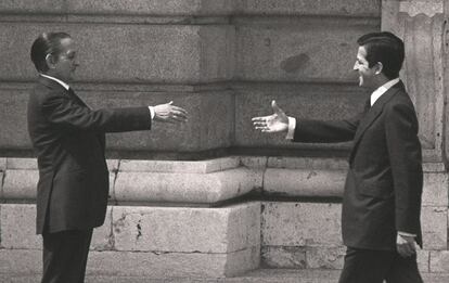 Maio de 1977. Torcuato Fernández Miranda e o presidente do Governo, Adolfo Suárez, se cumprimentam durante a recepção ao presidente de Portugal, general António Ramalho Eanes no Palácio Real, em sua primeira visita oficial à Espanha.