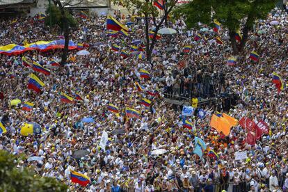 Vista panorámica de la concentración convocada por Juan Guaidó esta mañana a su llegada a Caracas.