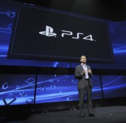 Andrew House, presidente y director ejecutivo de Sony Computer Entertainment, presenta el PlayStation 4, en su evento de lanzamiento  el 20 de febrero de 2013, en Nueva York.