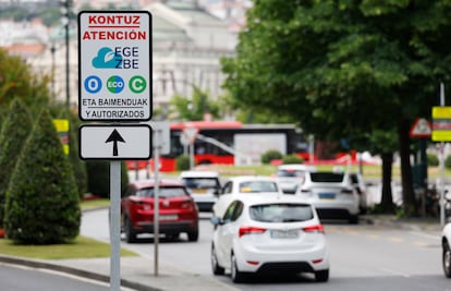 Señal de tráfico que avisa de la entrada a la nueva zona de bajas emisiones de Bilbao.