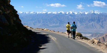 Corredores durante el maratón a mayor altitud del mundo, en la región india de Ladakh.