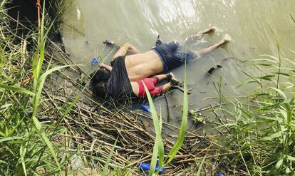 Los cuerpos de Óscar y Valeria Martínez, en el río Bravo.