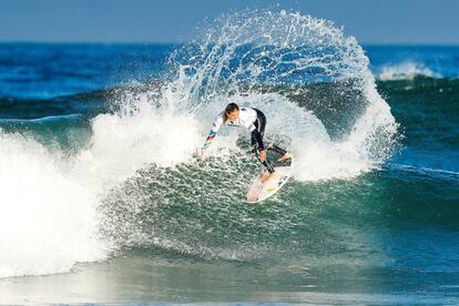 La francesa Pauline Ado compite en el 2017 Cascais Women's Pro de surf en Cascais (Portugal).