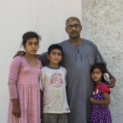 Mohammed posa con sus tres hijos (Rasia, Yaser y Chams) de 11, 10 y 9 años en Nador (Marruecos). Esta familia siria espera en esta ciudad fronteriza la oportunidad para cruzar a Melilla. La madre, Fátima, ya está en la ciudad autónoma. Han ido pasando de manera escalonada y previo pago a las mafias que operan en Marruecos. Hace dos años que salieron de Latakia (Siria) y quieren llegar a Bélgica. Save the Children denuncia que no hay políticas específicas para defender los derechos de los niños refugiados, los que más están sufriendo esta crisis.
