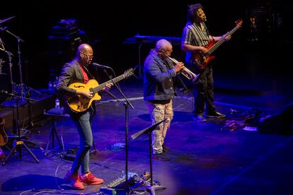 Tres de los músicos que acompañan a Herbie Hancock durante su gira.