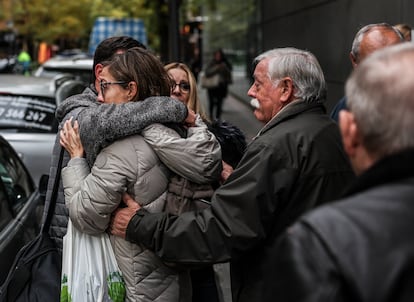 El propietario de la pollería del mercado de Torrijos se abraza a sus familiares emocionado, tras tener que abandonar el mercado.