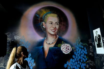 Un mural de María Eva Duarte de Perón, más conocida como Eva Perón o Evita, que la representa con un halo de santa, adorna una pared dentro del restaurante Perón Perón en el barrio de San Telmo de Buenos Aires, Argentina, el viernes 9 de febrero de 2024.