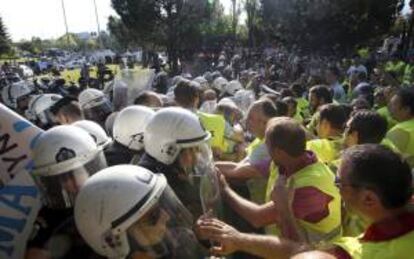 Policías antidisturbios contienen a miembros de los sindicatos de la policía a la entrada de la academia de antidisturbios en el distrito Goudi de Atenas (Grecia) hoy, jueves 6 de septiembre de 2012.