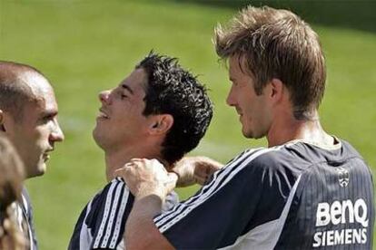 Beckham le hace un masaje a Cicinho durante el entrenamiento del Madrid, ayer en Salt Lake City.