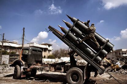 Soldados de las fuerzas del gobierno iraquí preparan cohetes para lanzarlos contra el Estado Islámico (EI), en el oeste de Mosul (Iraq).