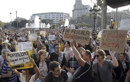 Cientos de personas protestan en la plaza de Cataluña de Barcelona con motivo de la movilización mundial de "indignados" bajo el lema "Unidos por un cambio global".