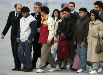 Alfredo Pérez Rubalcaba acompaña a familiares de Carlos Alonso Palate antes de la salida del avión que llevó su cadáver a Ecuador. 
/ GORKA LEJARCEGI
Salida del cadáver de Palate del Instituto Anatómico Forense.