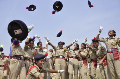 Mujeres policía lanzan sus gorras al aire durante un desfile en Agartala (India), el 2 de marzo de 2015.