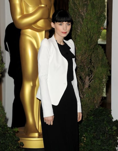 Rooney Mara, fiel a su estilo, optó por un mono negro de Asos y una chaqueta blanca de Thierry Mugler.