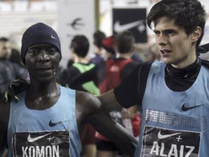 El keniano Leonard Komon (centro), el espa&ntilde;ol Ayad Lamdassem (izda.)., y Roberto Aliaz (dcha.) los tres primeros en la San Silvestre Valleca.