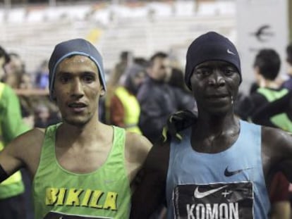 El keniano Leonard Komon (centro), el español Ayad Lamdassem (izda.)., y Roberto Aliaz (dcha.) los tres primeros en la San Silvestre Valleca.