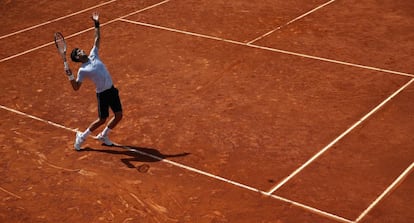 Djokovic sirve durante un entrenamiento en la Caja M&aacute;gica.