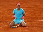 Nadal celebra en el suelo tras vencer a Djokovic.