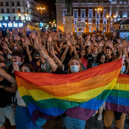 DVD 1070 (08-09-21)
Cientos de personas protestando contra las agresiones a las personas LGTBI, en la Puerta del Sol, Madrid. 
Foto: Olmo Calvo
