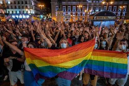 Cientos de personas protestando contra las agresiones a las personas LGTBI, en la Puerta del Sol de Madrid este miércoles.