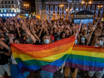 Cientos de personas protestando contra las agresiones a las personas LGTBI, en la Puerta del Sol de Madrid este miércoles.