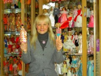 La coleccionista Bettina Dorfmann, con algunas de sus Barbies.