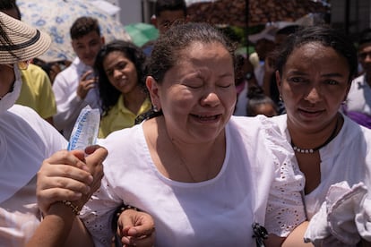 Mujer penitente llora del dolor en sus pies por las altas temperaturas del asfalto.