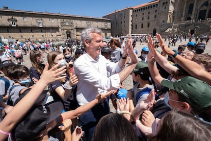 Alfonso Rueda, el pasado martes en el Obradoiro rodeado de niños peregrinos tras su discurso de investidura, en una imagen difundida por él en Twitter.