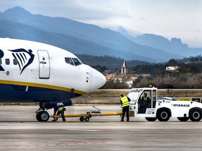 Trabajadores de Ryanair en el aeropuerto de Girona, este jueves.