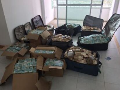 La policía brasileña se incauta de nueve maletas y siete cajas repletas de dinero en un local del exministro Geddel Vieira Lima. De momento, ya ha contabilizado más de 10 millones de euros