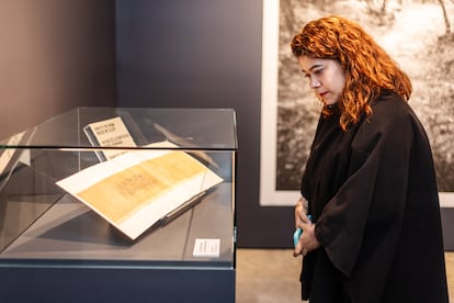 Bir ziyaretçi, Bogota Kitap Fuarı pavyonunda bulunan