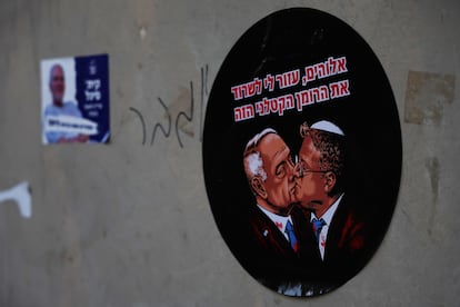 Una pegatina en Tel Aviv que muestra al primer ministro de Israel, Benjamín Netanyahu, besándose con el ministro de Seguridad Nacional, el ultraderechista Itamar Ben Gvir. 