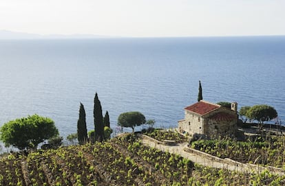 Elba, donde fue desterrado Napoleón en 1814, es una isla de solo 28 kilómetros de largo y 19 de ancho en la costa de la Toscana italiana. En la imagen, una villa cerca de Pomonte.