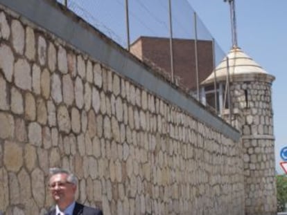 Xavier Martorell, a la izquierda, ayer junto a uno de los muros de la cárcel de Tarragona.