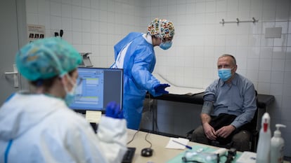 Dos profesionales sanitarias atienden a un usuario en el CAP de la Creu Alta de Sabadell.