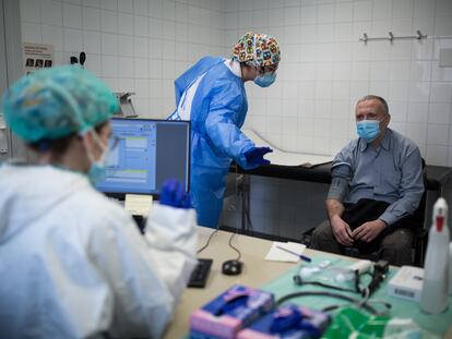 Dos sanitarias atienden a un paciente en una sala covid de un centro de atención primaria de Sabadell (Barcelona), el pasado mes de enero.